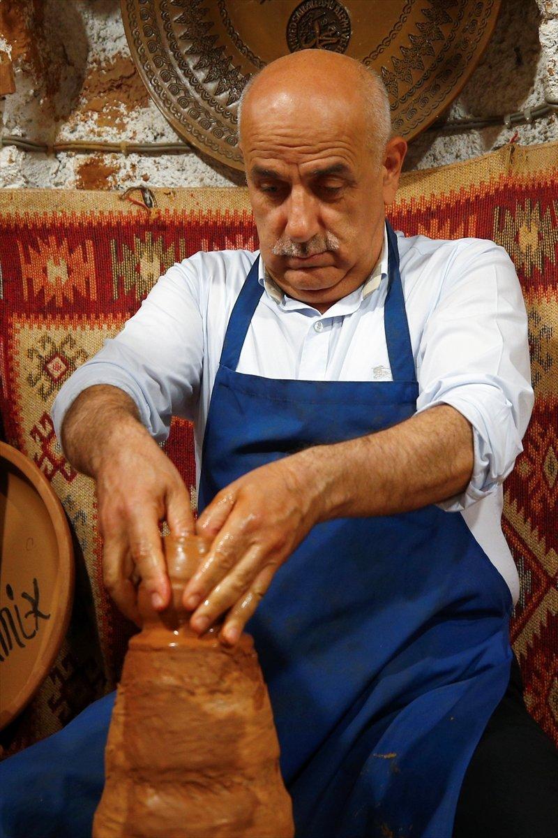 Vahit Kirişci'nin bir atölyede çanak yapımını deneyimlediği anlar