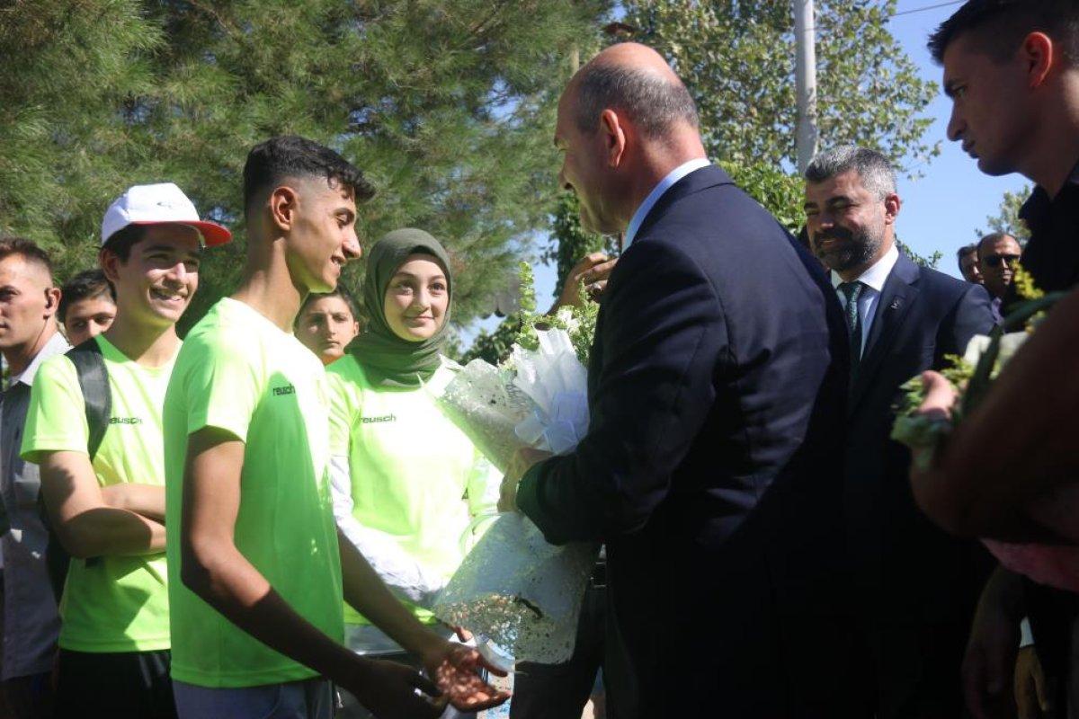 Süleyman Soylu, Mardin’de çocuklarla bir araya gelerek top sektirdi