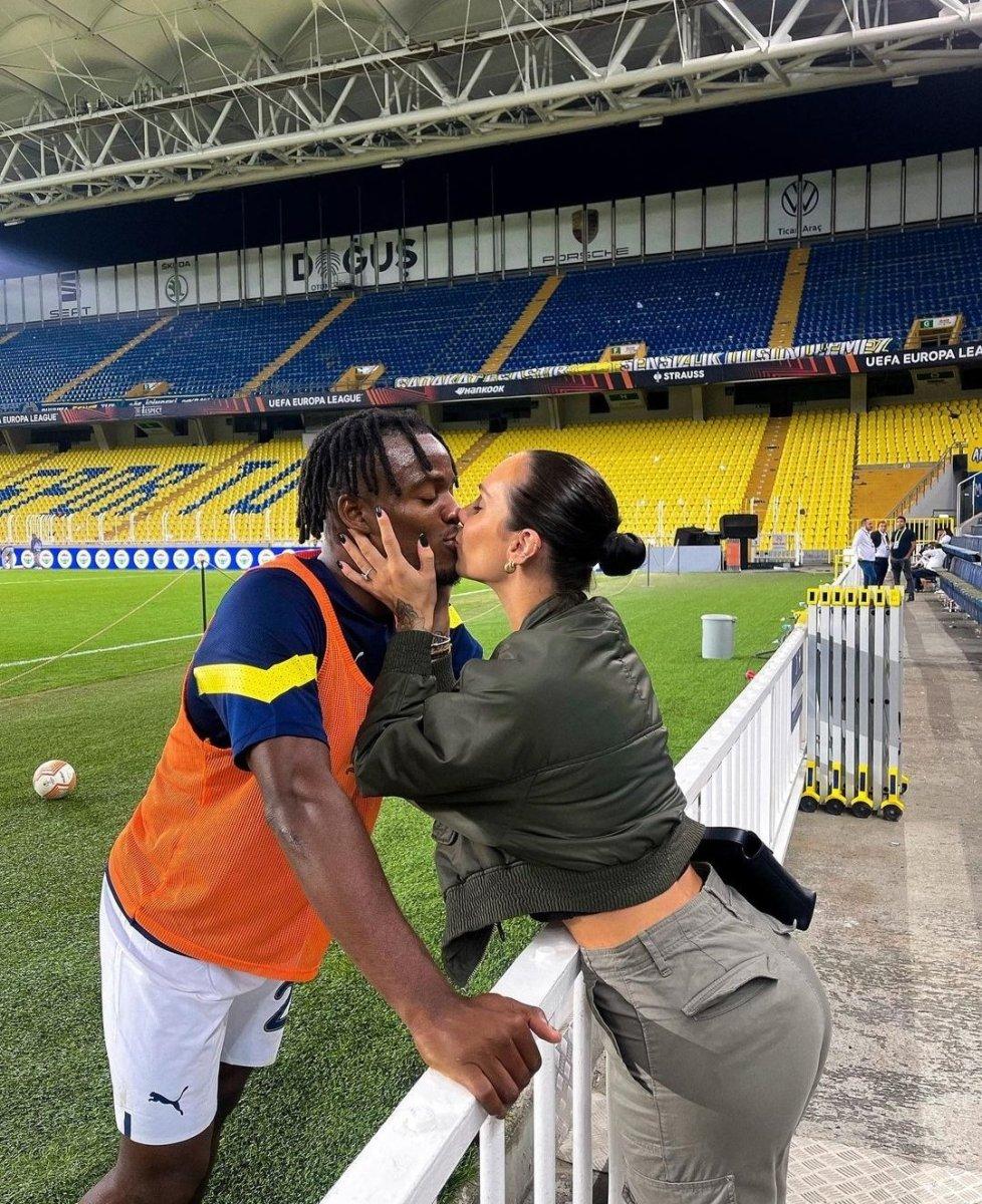 Batshuayi'nin nişanlısı Amely ile samimi görüntüleri