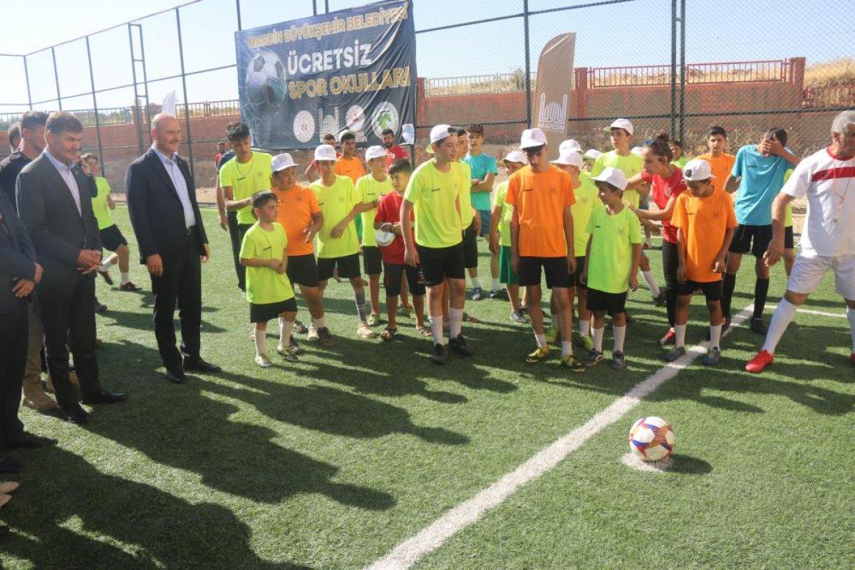 Süleyman Soylu, Mardin’de çocuklarla bir araya gelerek top sektirdi