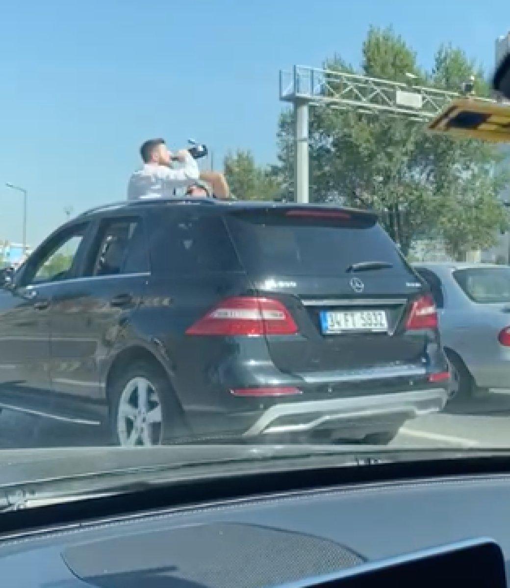 İstanbul'da akan trafikte aracın üstünde alkol içtiler