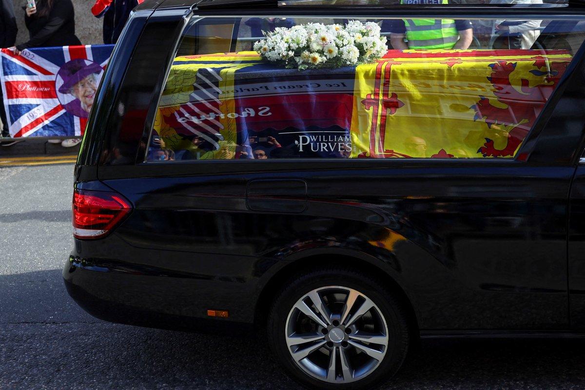 Kraliçe Elizabeth'in cenazesi, Balmoral Kalesi'nden yola çıktı