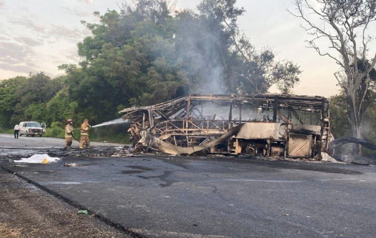 Meksika'da kaza yapan tanker alev aldı: 18 ölü