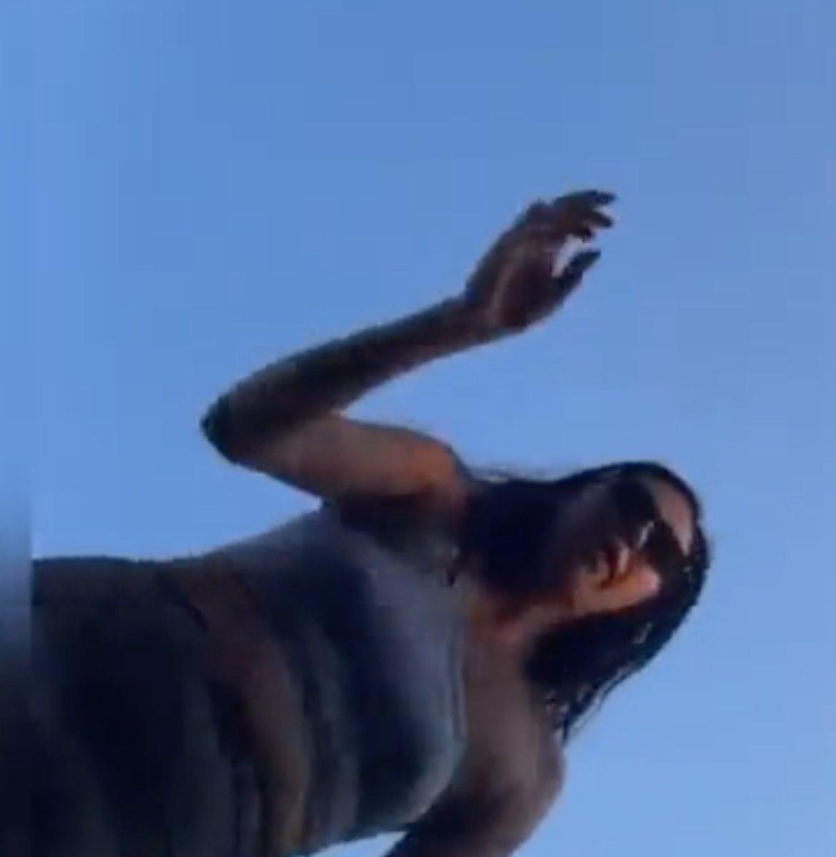 Kanada'da sütyen takmayan kadının darbedildiği anlar