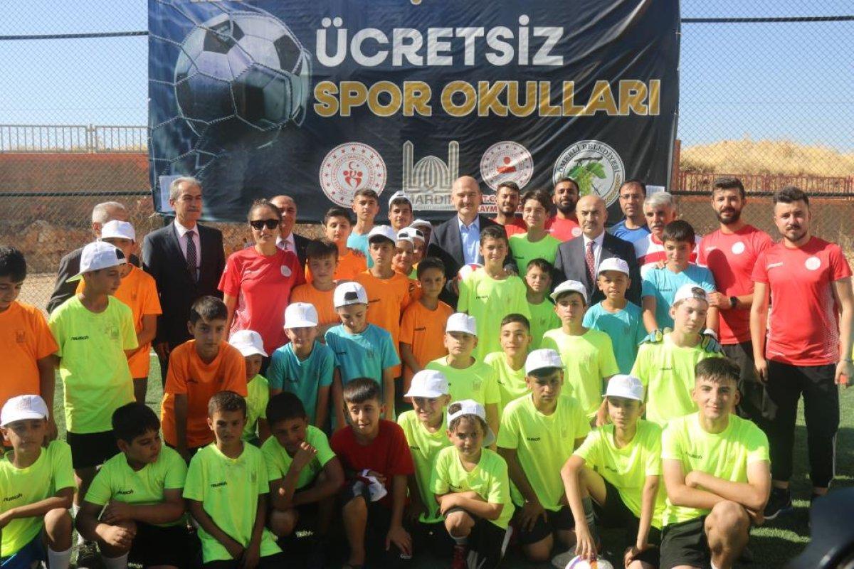 Süleyman Soylu, Mardin’de çocuklarla bir araya gelerek top sektirdi