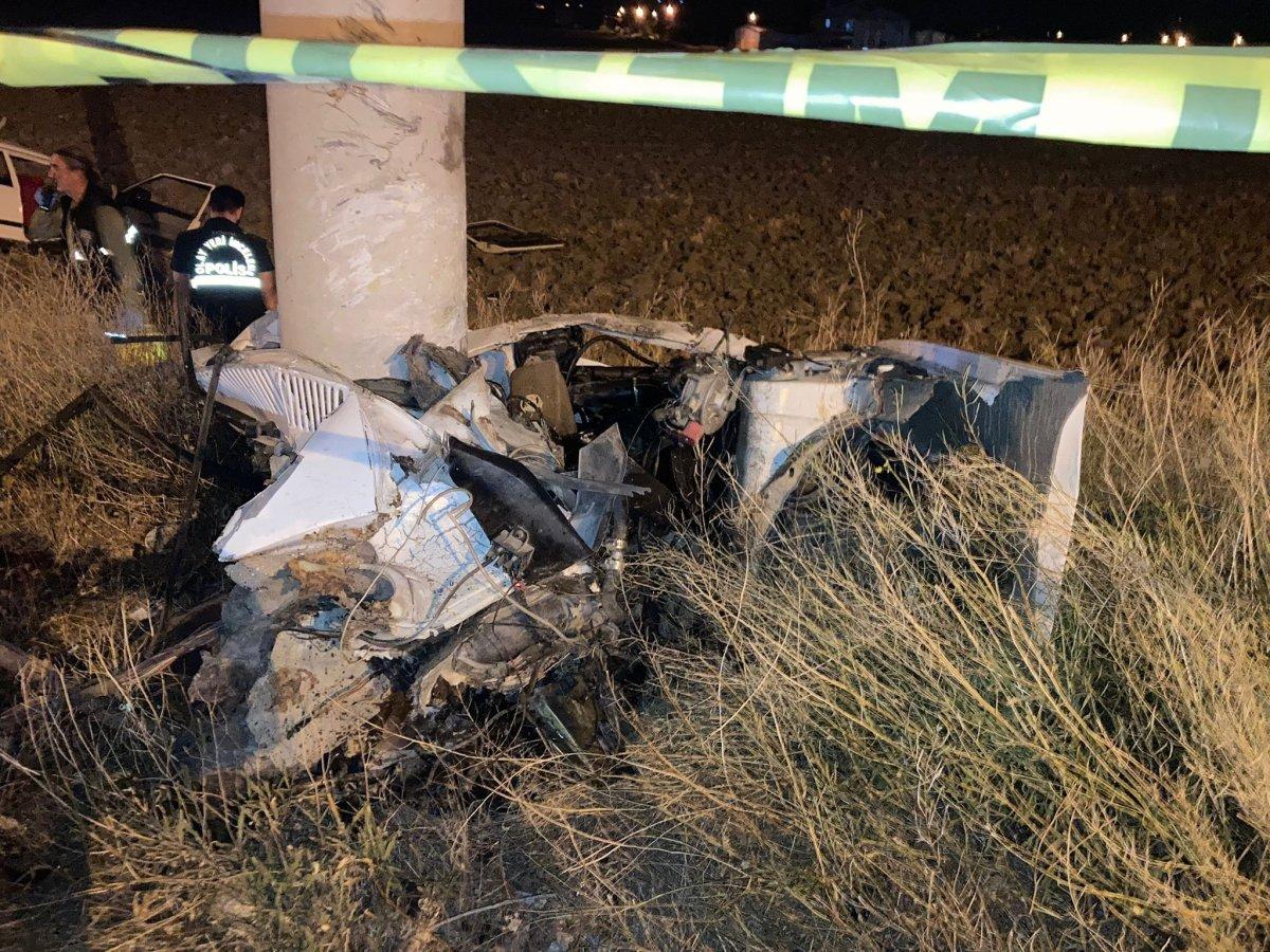 Çorum'da elektrik direğine otomobil çarptı: 1'i bebek 2 ölü, 3 yaralı