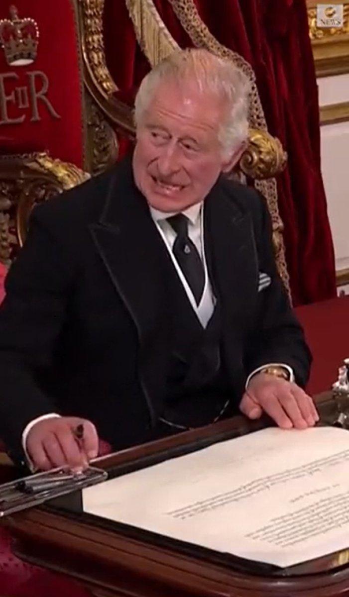 3. Charles'ın görevliye eliyle yaptığı hareket gündem oldu