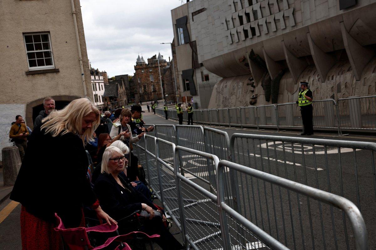 Kraliçe Elizabeth'in cenazesi, Balmoral Kalesi'nden yola çıktı