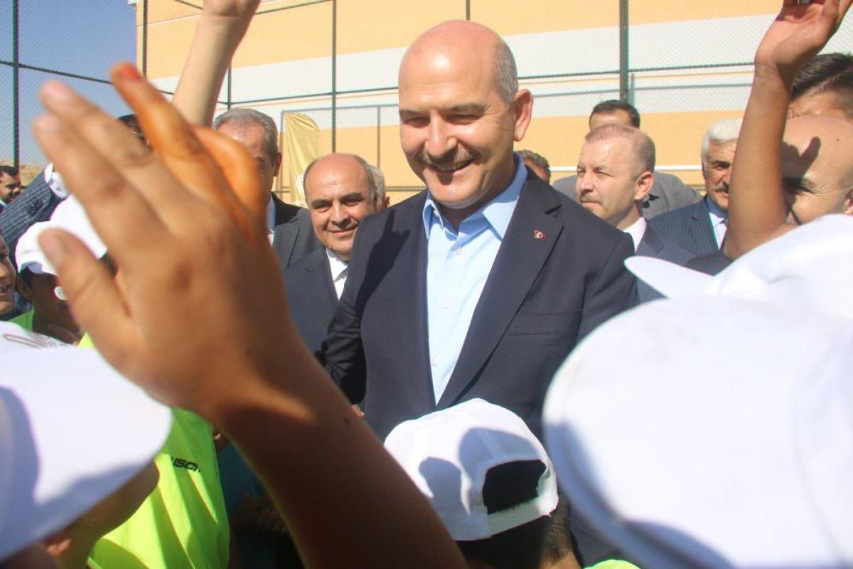 Süleyman Soylu, Mardin’de çocuklarla bir araya gelerek top sektirdi