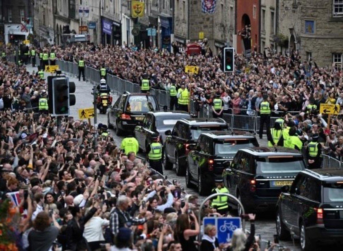 Edinburgh'da 'Monarşiyi kaldır' tabelası tutan kadın tutuklandı