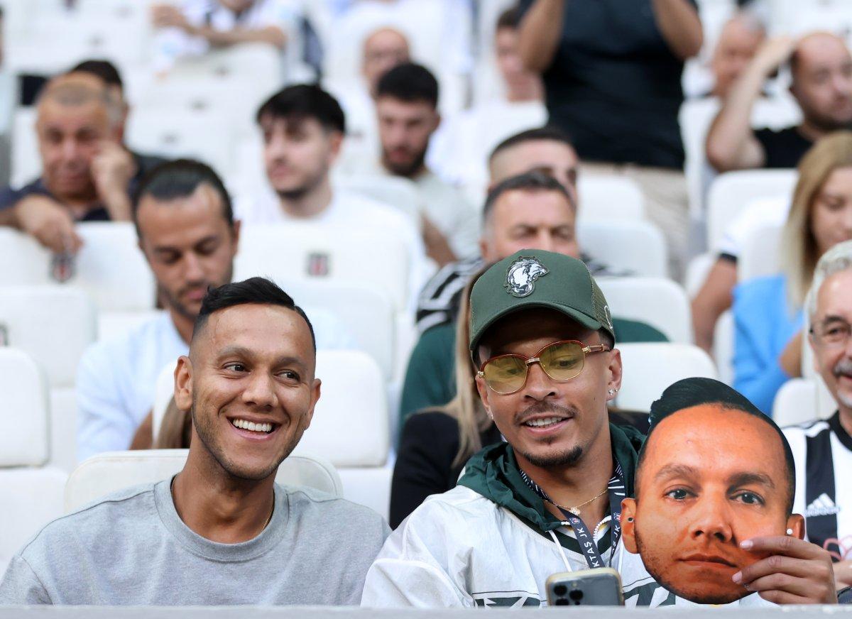 Beşiktaş taraftarı Josef maskesi taktı