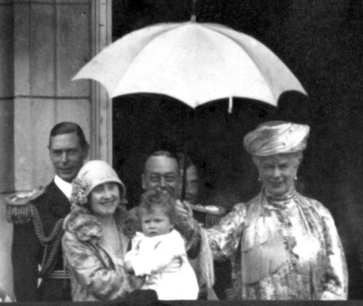 Vakanüvis, İngiltere Kraliçesi II. Elizabeth’in bilinmeyenlerini yazdı