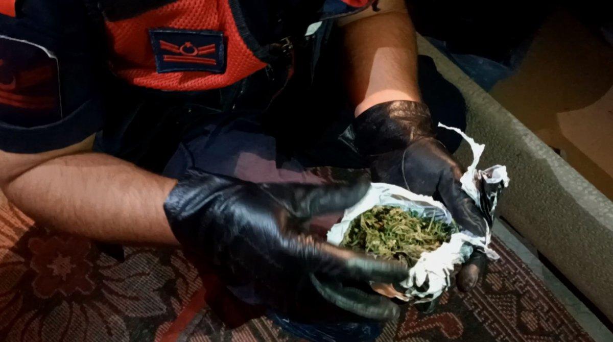 Aksaray’da oto tamirci dükkanında uyuşturucu ve silah ticareti yapanlara operasyon