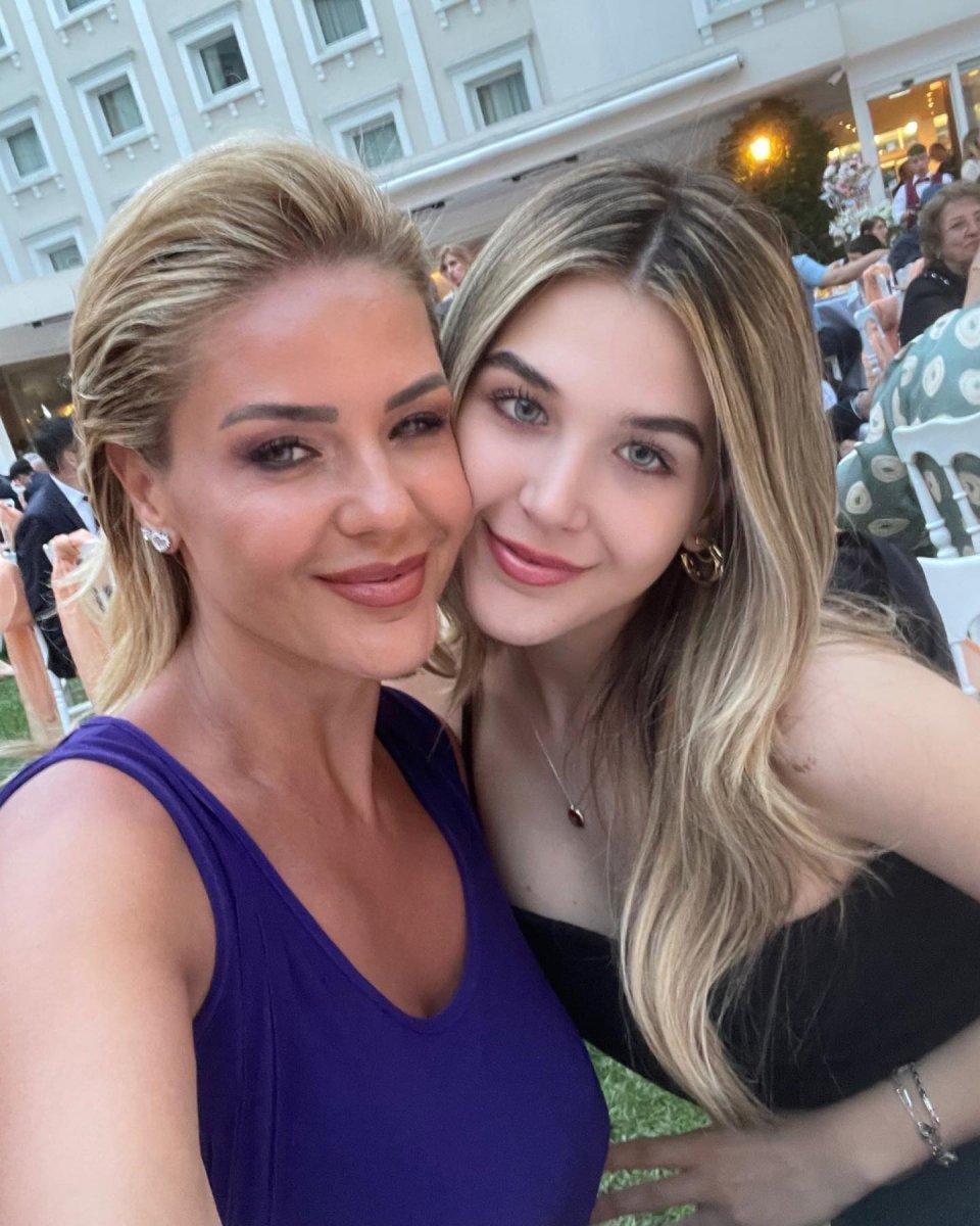 Emine Ün'den bikinili pozlar