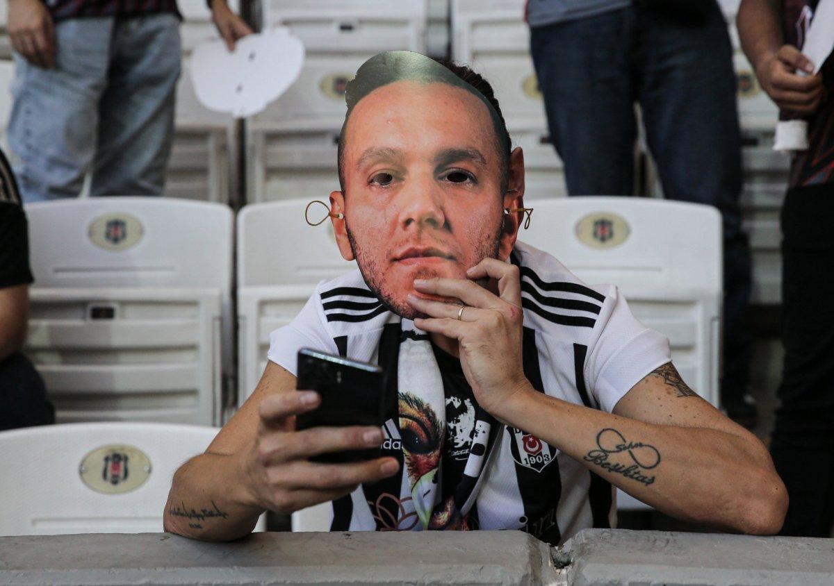 Beşiktaş taraftarı Josef maskesi taktı
