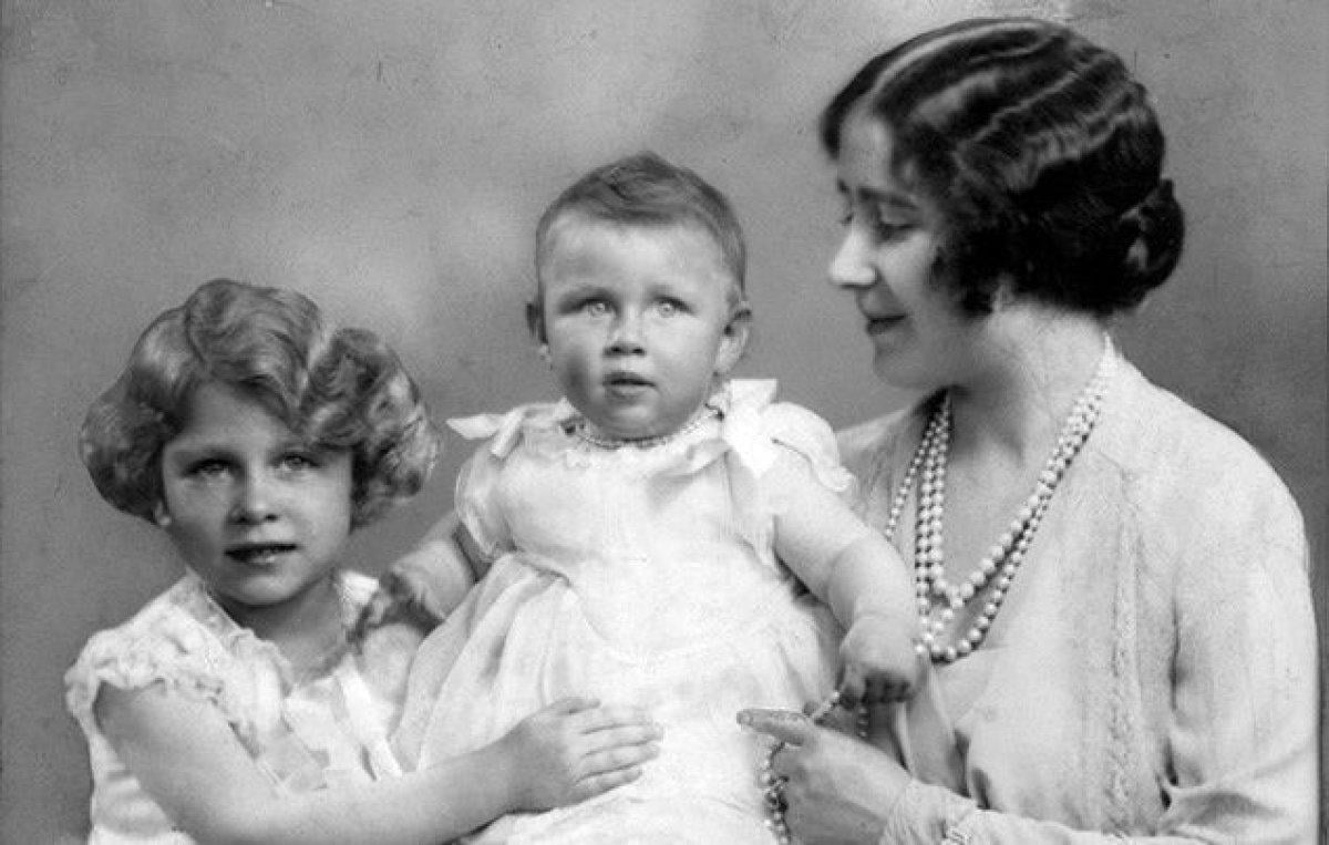 Vakanüvis, İngiltere Kraliçesi II. Elizabeth’in bilinmeyenlerini yazdı