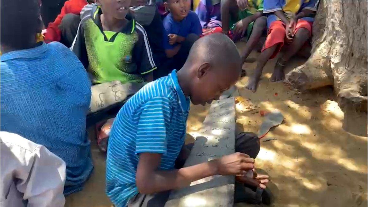 Somali'de öğrencilerin yoksulluk içindeki eğitimi