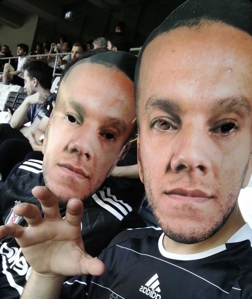 Beşiktaş taraftarı Josef maskesi taktı