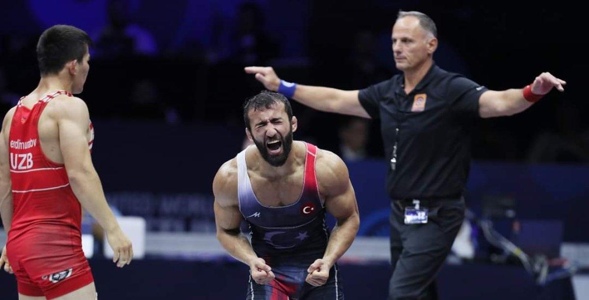 Milli güreşçi Burhan Akbudak dünya şampiyonu oldu