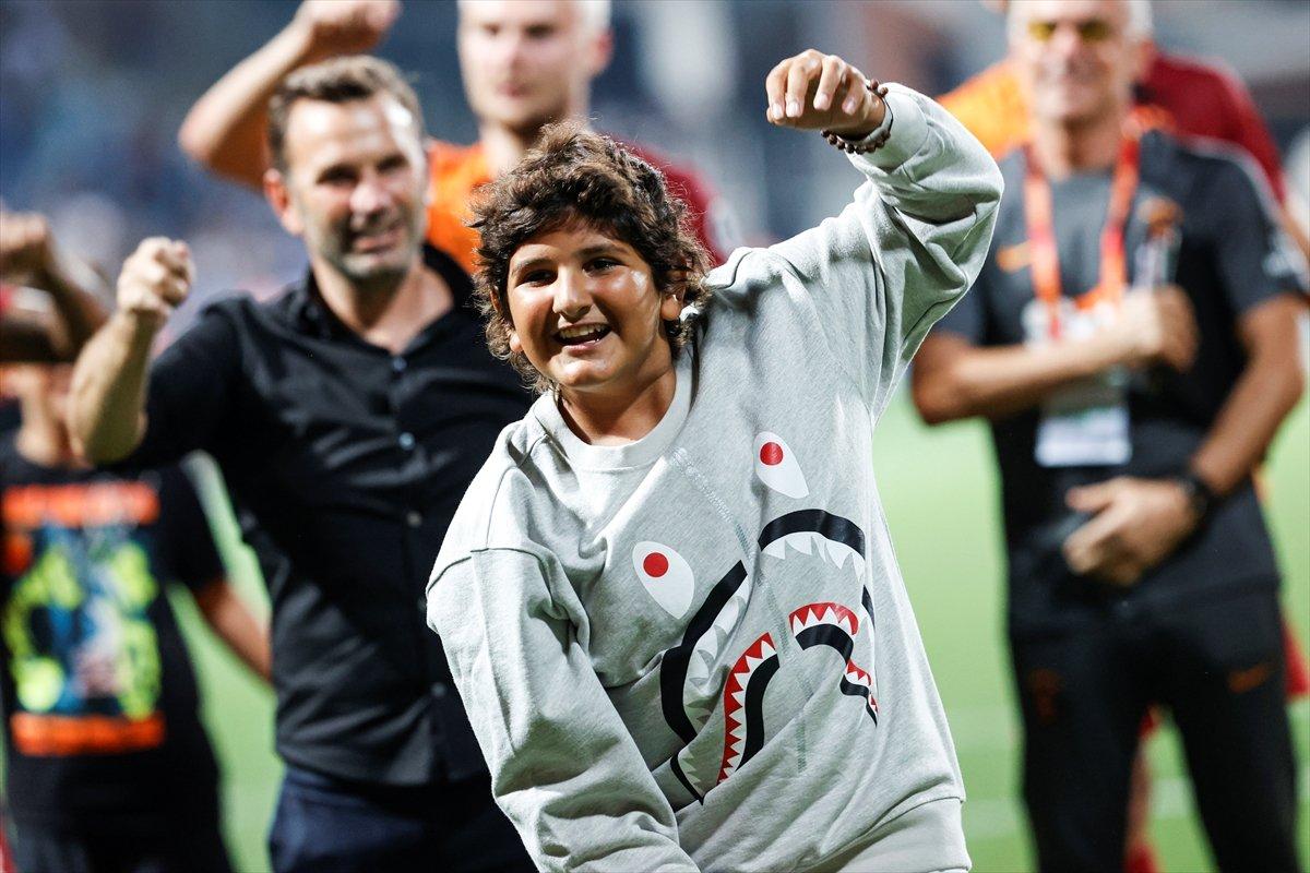 Okan Buruk'un oğlu Ali Yiğit'ten maç sonu üçlü