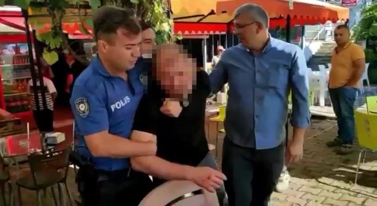 Sakarya'da vahşi kocanın eşini bıçakladığı anlar