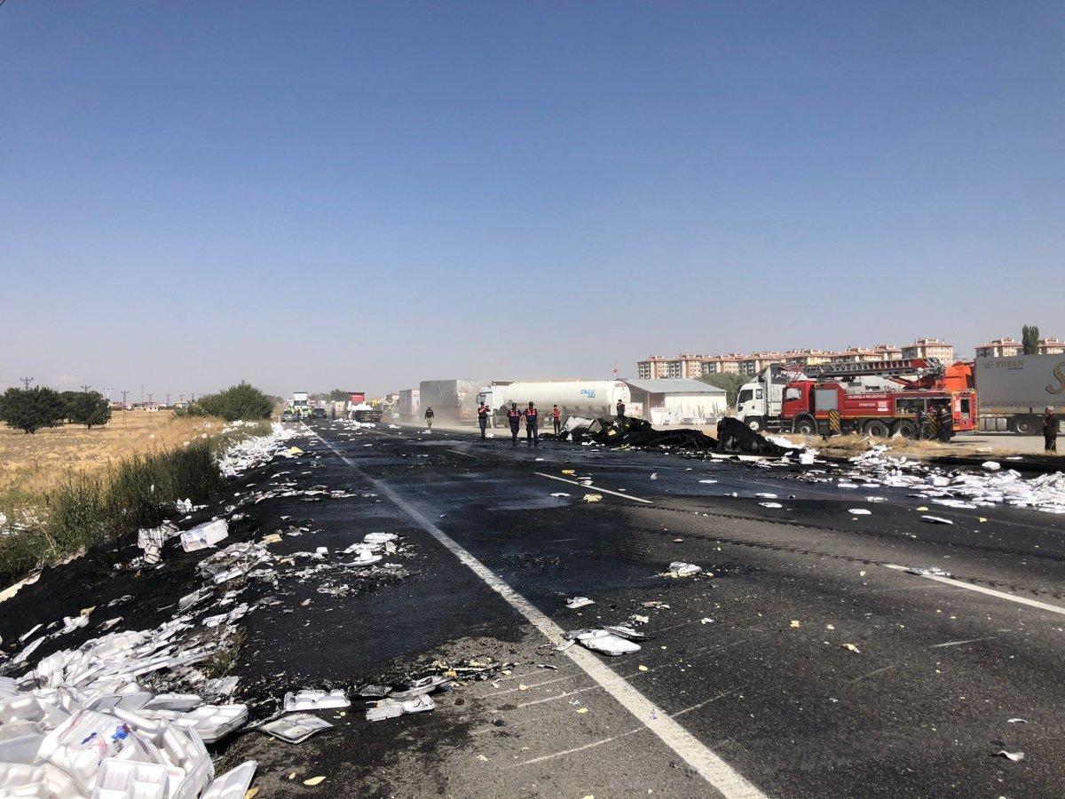 Niğde'de köpük tabak yüklü tırın yandığı anlar