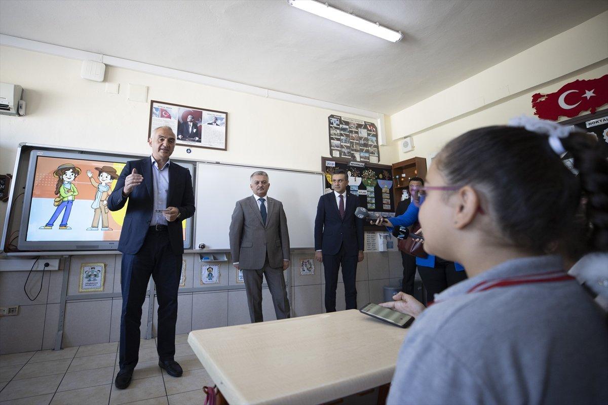 Mehmet Nuri Ersoy, Türkiye’nin turizmdeki kişi başı gelir rekorunu paylaştı