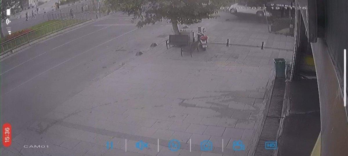 İstanbul'da kaza sonrası hasarlı araçla hatıra fotoğrafı çektirdiler