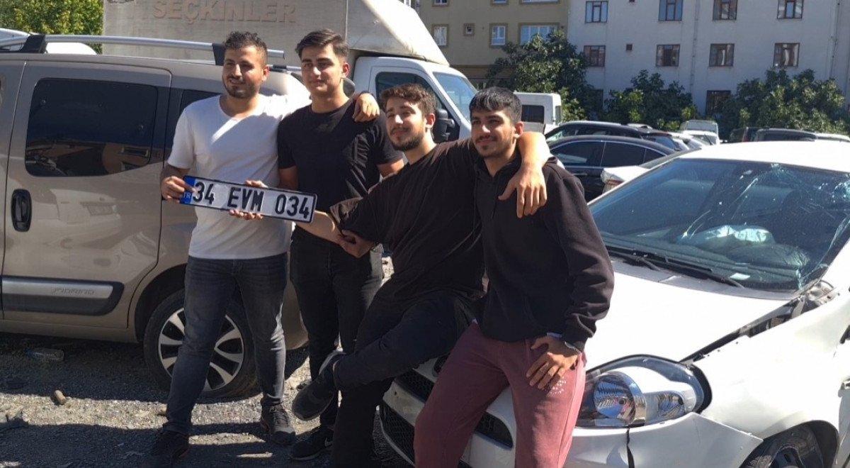 İstanbul'da kaza sonrası hasarlı araçla hatıra fotoğrafı çektirdiler