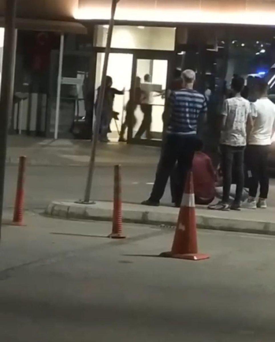 Adana’da kadınlar, ellerinde sopalarla acil servisi bastı