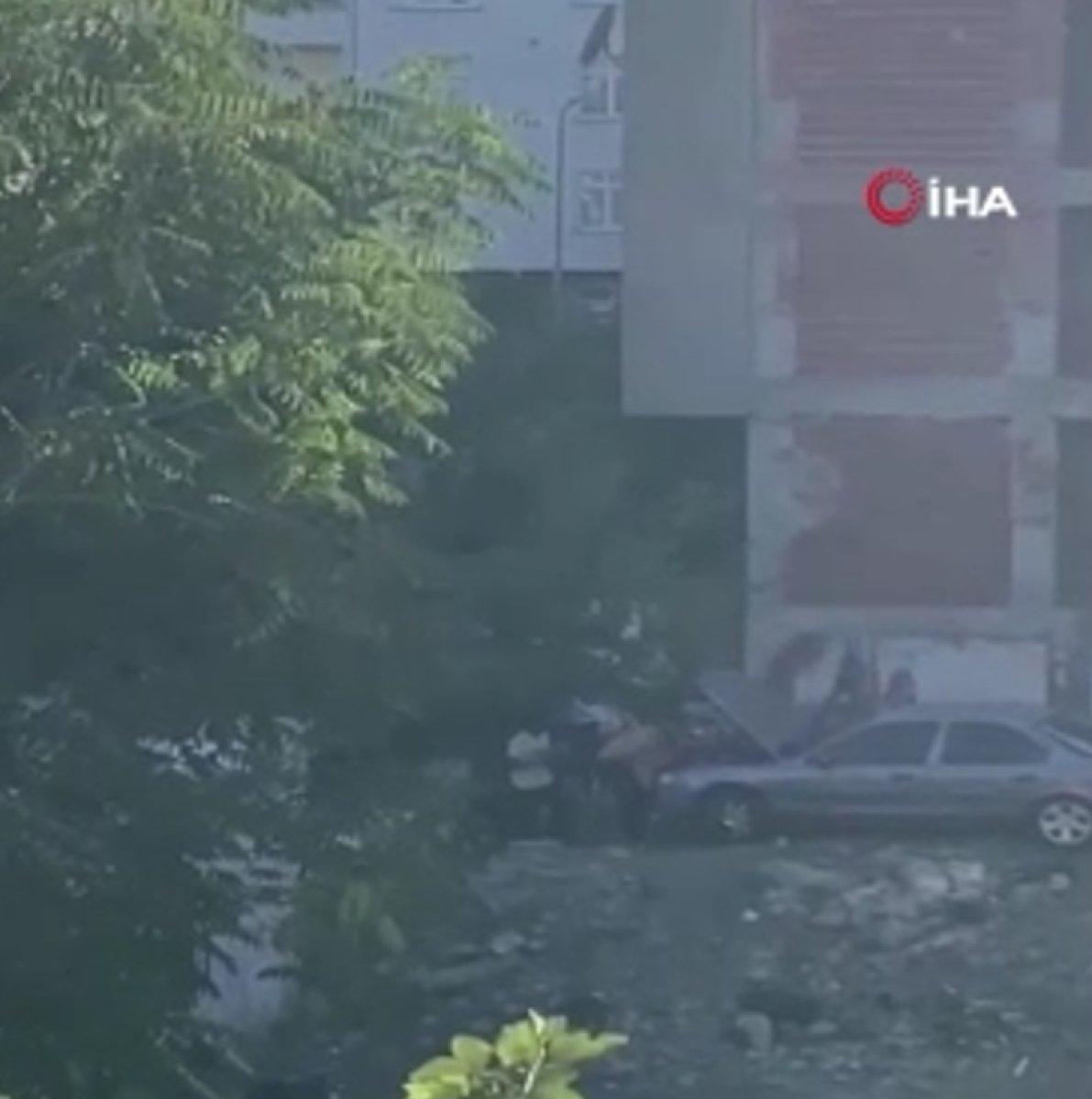 Bağcılar'da uyuşturucu bağımlısı, akrabalarının aracını taşladı