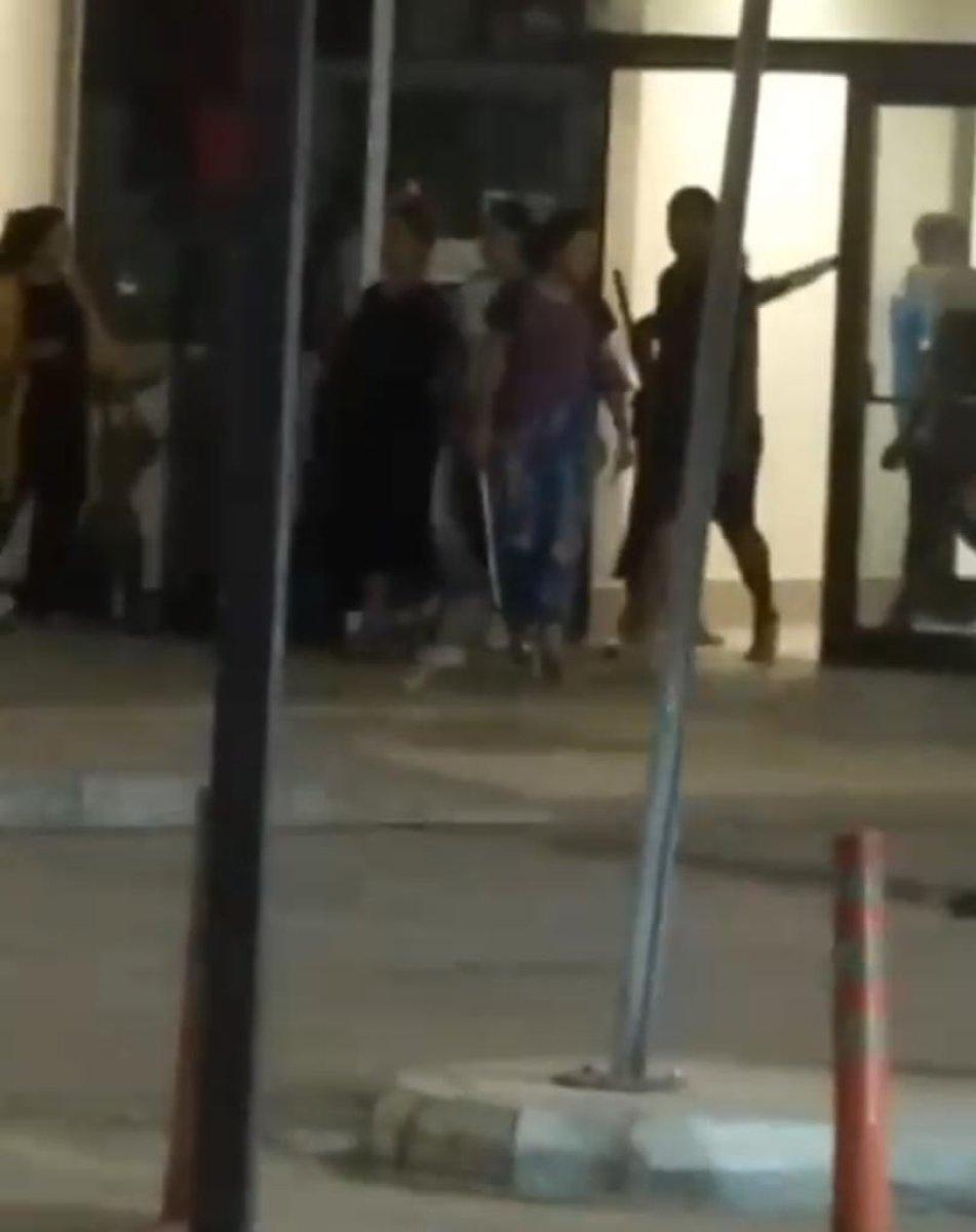 Adana’da kadınlar, ellerinde sopalarla acil servisi bastı