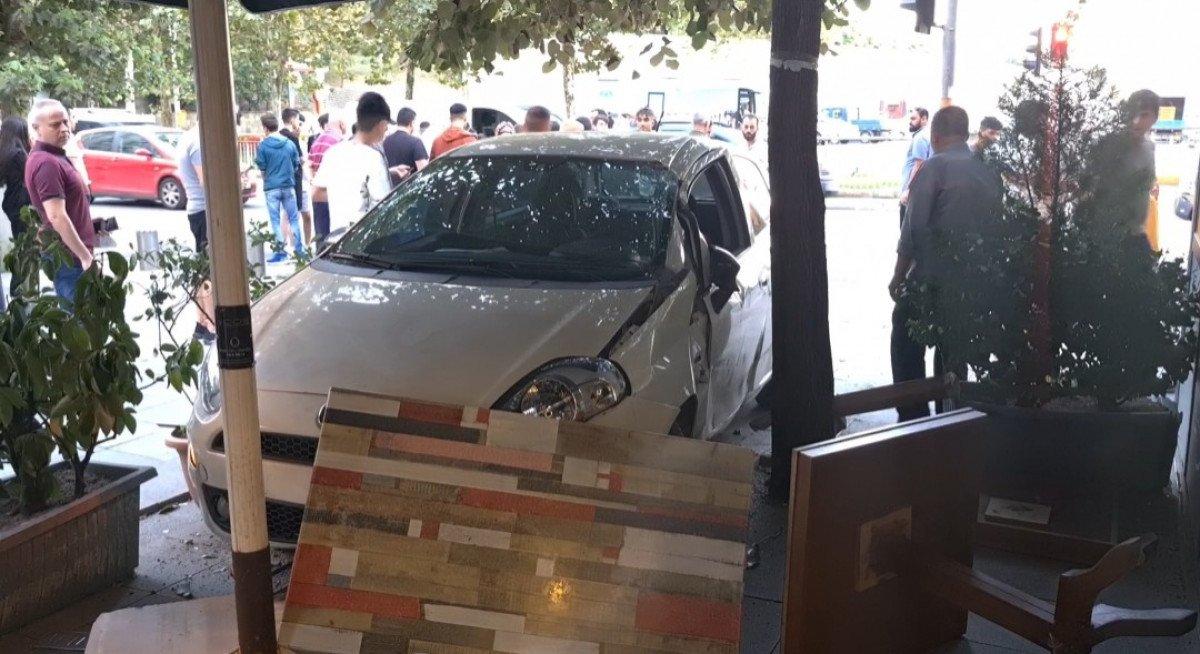 İstanbul'da kaza sonrası hasarlı araçla hatıra fotoğrafı çektirdiler