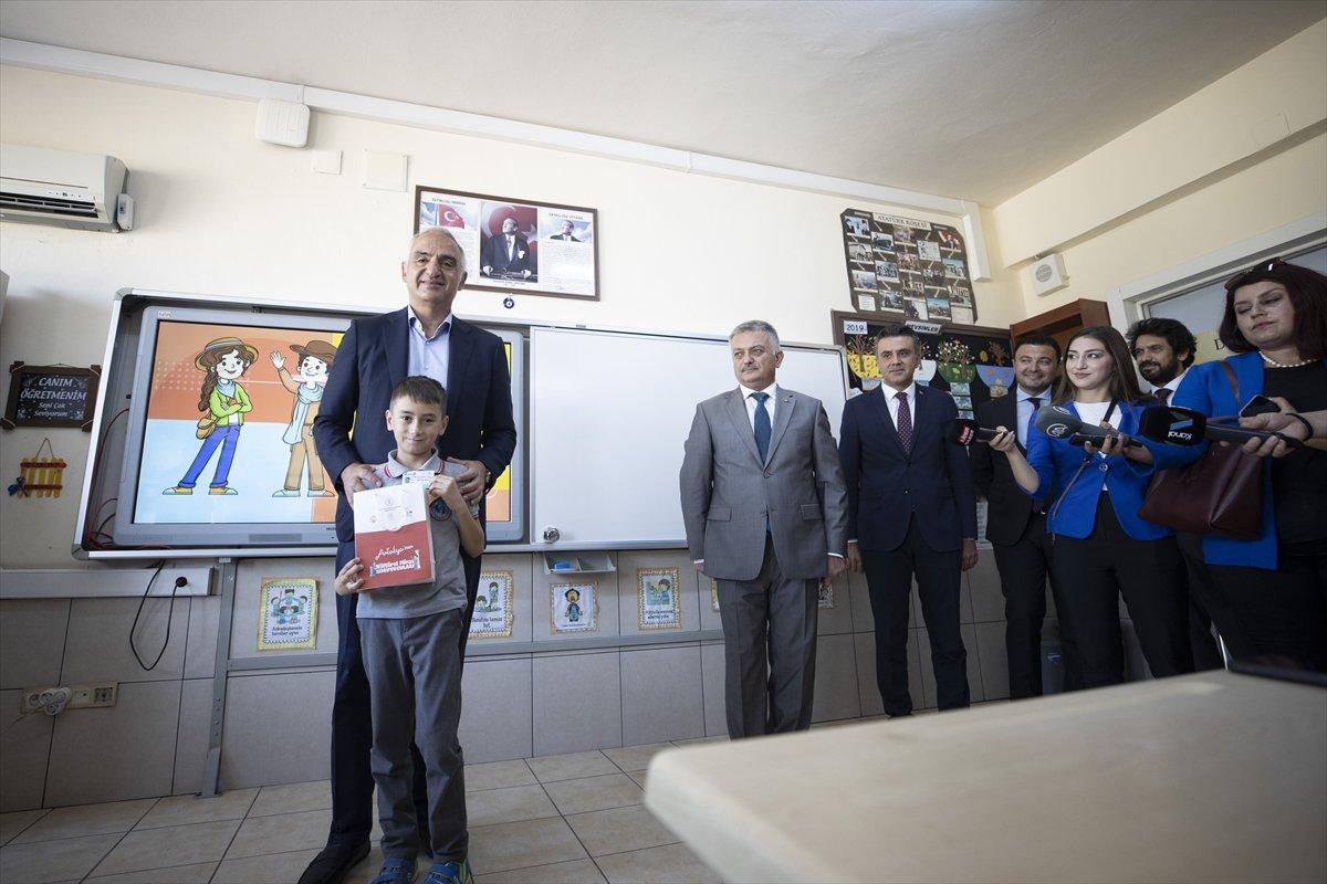 Mehmet Nuri Ersoy, Türkiye’nin turizmdeki kişi başı gelir rekorunu paylaştı