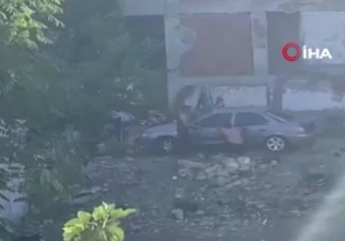 Bağcılar'da uyuşturucu bağımlısı, akrabalarının aracını taşladı