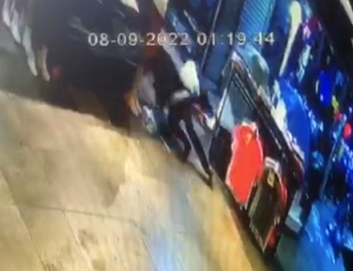 Eminönü'ndeki yer altı çarşısındaki silahlı kavga kamerada