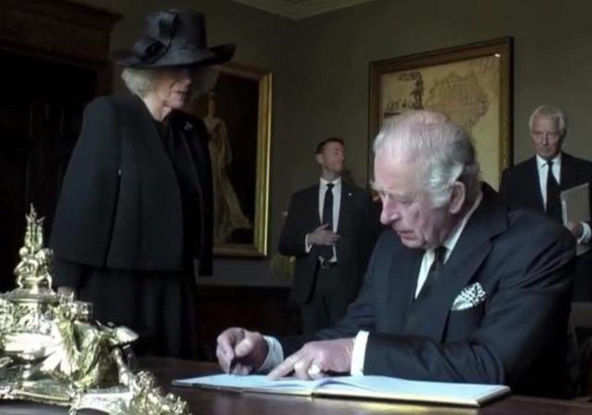 Kral 3. Charles kaleme sinirlendi, odayı terk etti