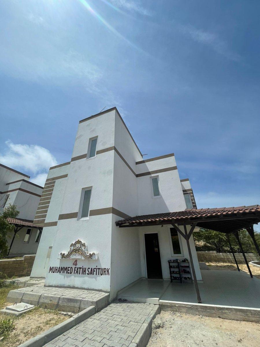 Somali'de Muhammed Fatih Yetimhanesi'nde şehidin babasına dua