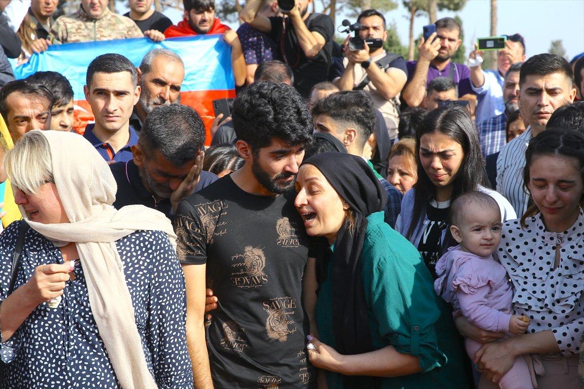 Azerbaycan, şehitlerini son yolculuğuna uğurladı