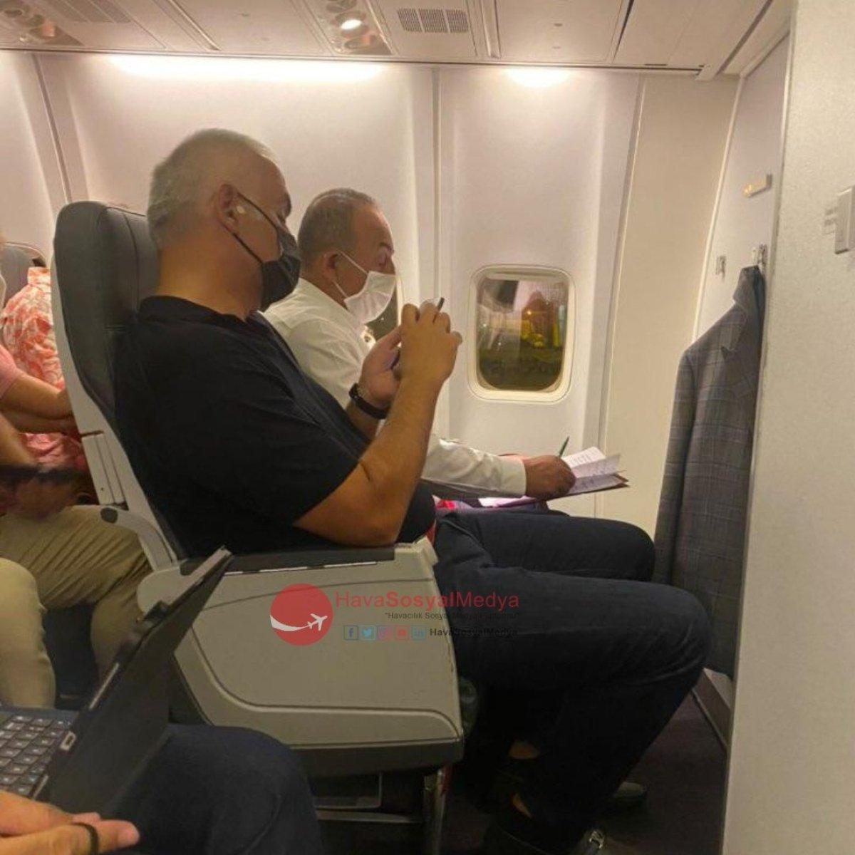 Mevlüt Çavuşoğlu ile Mehmet Nuri Ersoy, iç hat uçuşunda görüldü