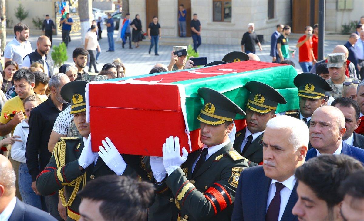 Azerbaycan, şehitlerini son yolculuğuna uğurladı