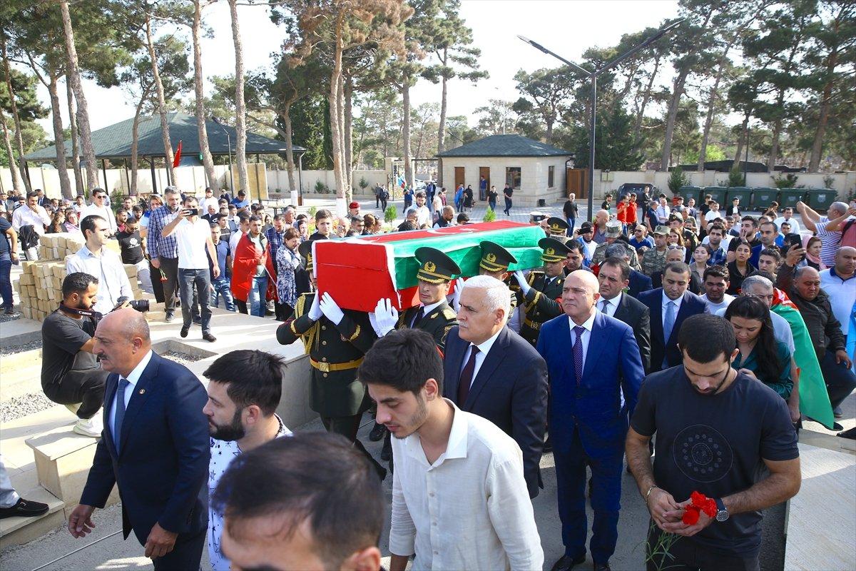 Azerbaycan, şehitlerini son yolculuğuna uğurladı
