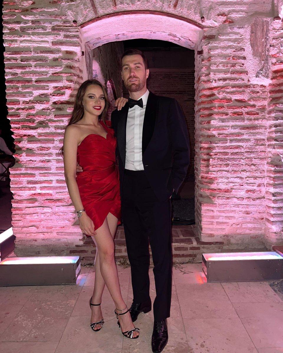 Oğulcan Engin’den sevgilisi Miray Daner’e hediye