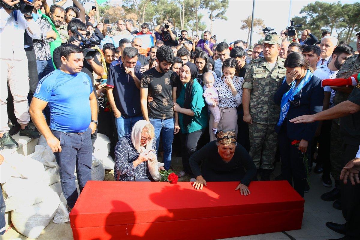 Azerbaycan, şehitlerini son yolculuğuna uğurladı