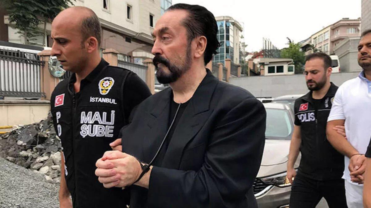 Adnan Oktar davası: Sanıklardan biri Oktar'ın saçını kokladı