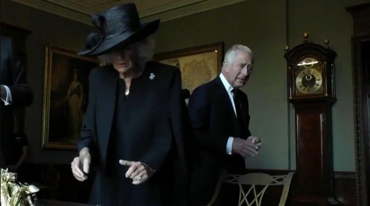 Kral 3. Charles kaleme sinirlendi, odayı terk etti