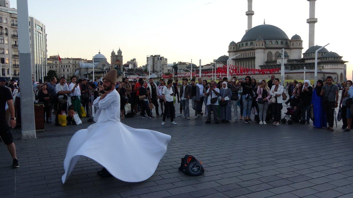 Taksim Meydanı’nda sema gösterisi büyük ilgi çekti
