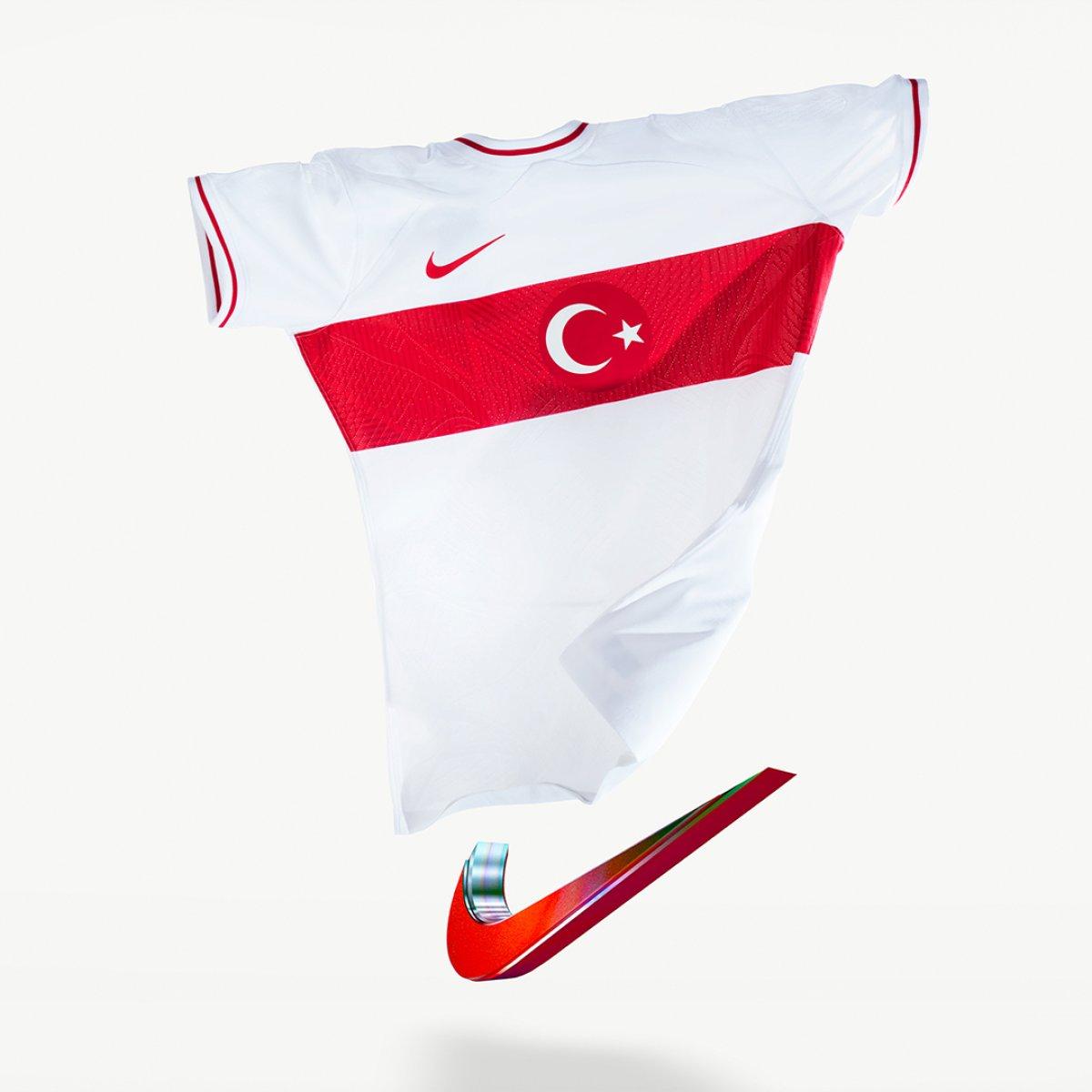 Milli Takım'ın 100'üncü yıl formaları tanıtıldı