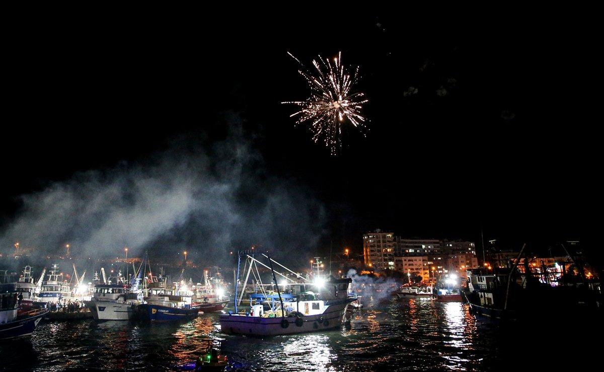Akdenizli balıkçılar, ağlarını atmak için denize açıldı