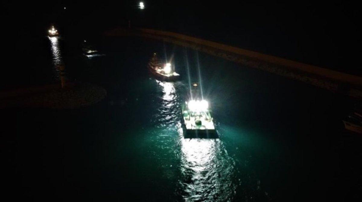 Akdenizli balıkçılar, ağlarını atmak için denize açıldı